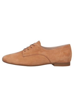 Heller Wildleder Oxford-Schnürschuh mit niedrigem Absatz und rund zulaufender Spitze, Seitenansicht vor weißem Hintergrund.