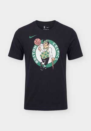 Fekete Nike póló Boston Celtics logóval, amelyen egy kobold pörget egy kosárlabdát, zöld kör és fehér szöveg veszi körül.