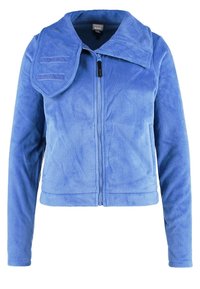 Giacca in fleece blu con chiusura a zip, collo ampio e due tasche laterali. Texture morbida con una finitura liscia e dettagli cuciti sul collo.