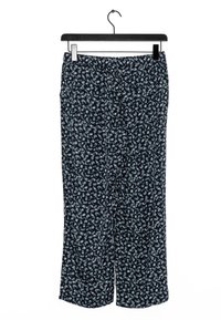 Marina mönstrade byxor i vida ben, med små vita och gröna blommor. Tillverkade av lättviktsmaterial, hängande på en svart krok.