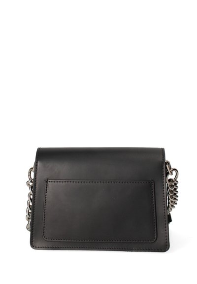 Sac en bandoulière en cuir noir avec une bandoulière en chaîne, présentant une texture lisse, une fermeture à rabat et un détail de poche avant rectangulaire.