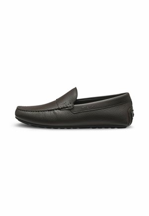 Mocassino slip-on in pelle nera con dettagli cuciti e suola in gomma, mostrato di profilo su sfondo bianco.