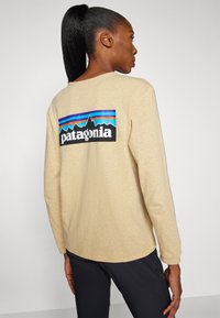 Patagonia LOGO RESPONSIBILITEE - Top dugih rukava - beeswax tan