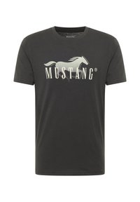 Camiseta de algodón gris oscuro con un gráfico de un caballo blanco y el texto "MUSTANG". Cuello redondo, mangas cortas y un corte relajado.