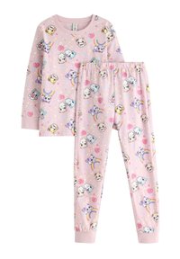 Ensemble de pyjama rose comprenant un haut à manches longues et un pantalon. Les deux pièces sont ornées de visages d'animaux colorés, de cœurs et d'arcs-en-ciel sur un fond à pois.