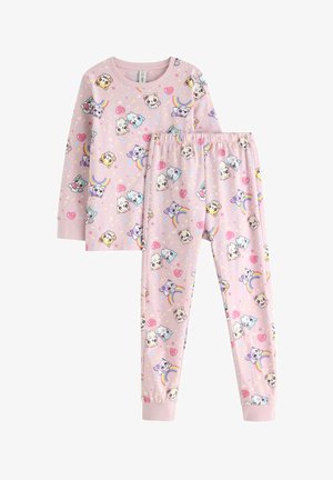 Roze pyjamastel met een langemouwen top en broek. Beide stukken versierd met kleurrijke dierengezichten, harten en regenbogen op een gestippelde achtergrond.