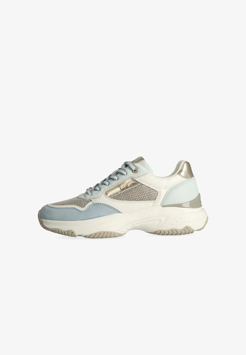 Witte en lichtblauwe sneakers met meshpanelen, metalen accenten en gestructureerde zolen. Voorzien van veters en een gevoerd ontwerp voor comfort.