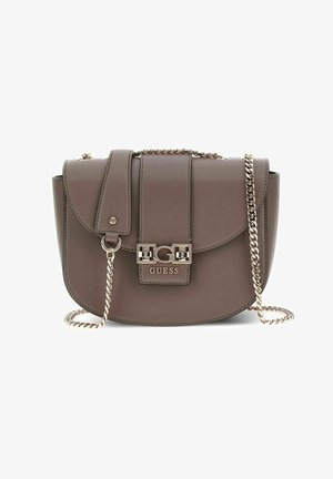 Sac à main en simili cuir marron, de forme arrondie, avec une chaîne en or, un rabat plié et un logo métallique bien visible à l'avant.