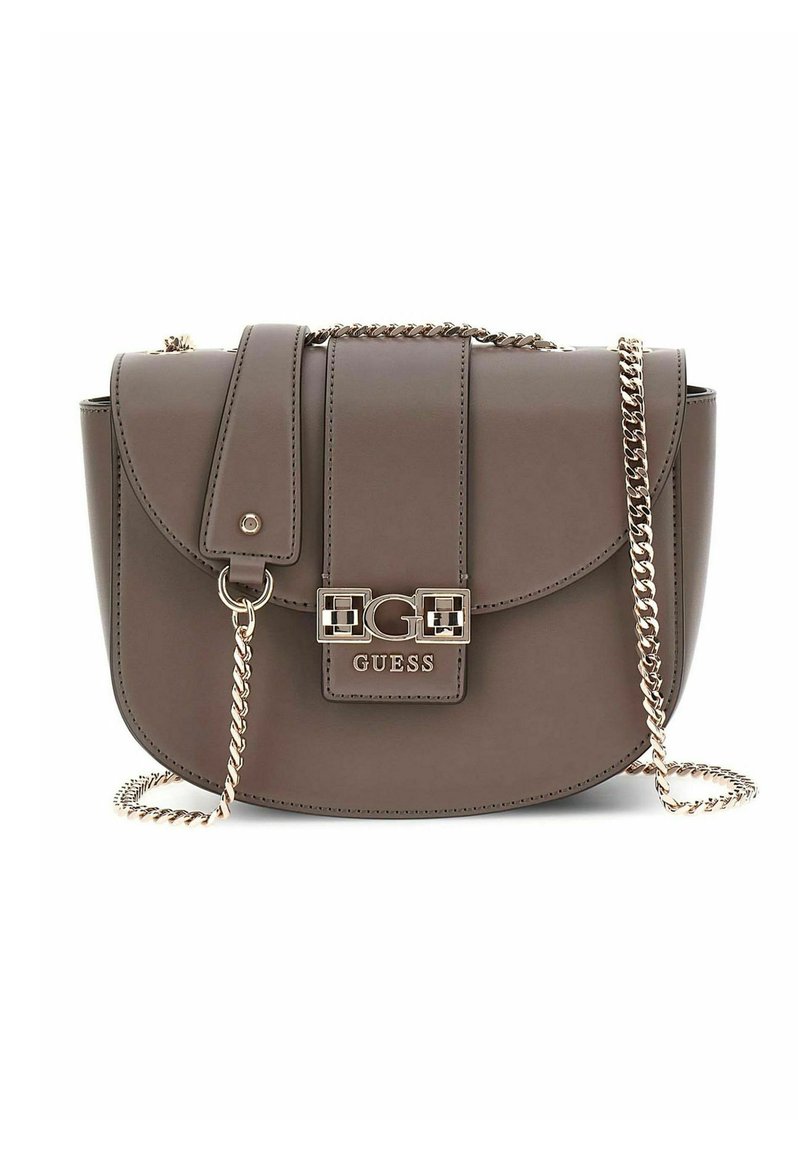 Sac à main en simili cuir marron, de forme arrondie, avec une chaîne en or, un rabat plié et un logo métallique bien visible à l'avant.