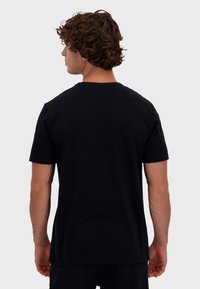 T-shirt en coton noir avec col rond ; manches courtes ; texture lisse ; coupe classique ; sans motifs ni accents visibles. Vue de dos montrée.