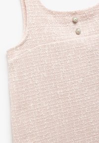 Top de tirantes de tweed rosa con un acabado texturizado, que presenta dos botones de perla decorativos en el hombro y una forma limpia y sencilla.