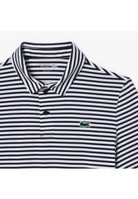 Marinblå och vit randig polotröja i bomullsblandning, med en knappslå med tre knappar, en märkeslogotyp av en grön krokodil och en normal passform.