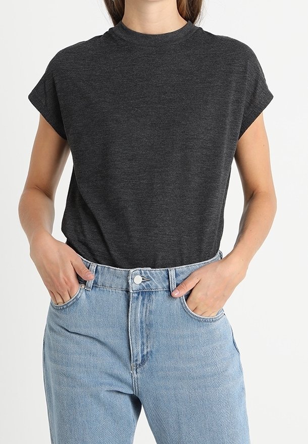 Tmavě šedé tričko s krátkým rukávem vyrobené z měkké tkaniny, s vysokým výstřihem a volným střihem. V kombinaci se světle modrými džíny s vysokým pasem, jemná textura.