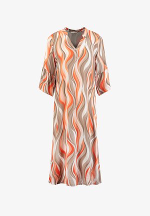 Vestito lungo con maniche a campana 3/4, scollo a V e strisce ondulate astratte in arancione, beige, marrone e bianco su tessuto leggero.