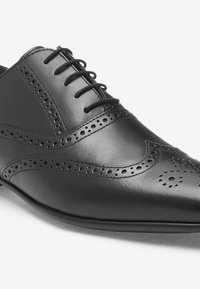 Next OXFORD BROGUE WIDE FIT - Alkalmi fűzős cipők - black