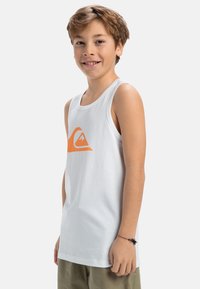 Wit katoenen tanktop met een oranje driehoekig logo op de borst, met een regular fit en een ronde halslijn.