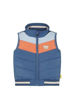 Veste sans manches matelassée bleue avec des rayures chevrons bleu clair et orange, fermeture éclair à l'avant, col et ourlet côtelés, et petit patch ours en peluche sur la poitrine.