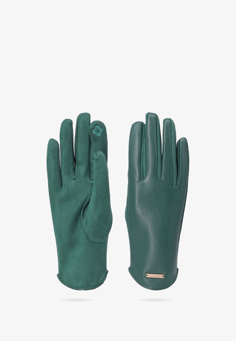 Guanti verdi realizzati con una combinazione di pelle liscia e morbida suede. Presentano un accento floreale nella parte superiore e un'etichetta metallica vicino al polso.