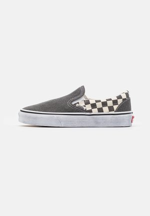 Niedriger Slip-On-Sneaker mit grauer Vorderseite, schwarz-weiß kariertem Rücken, weißer Gummisohle und Vans-Logoetikett an der Seite.
