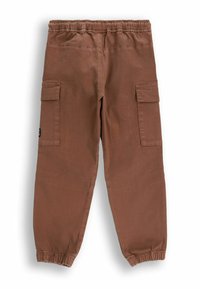 Brązowe bawełniane spodnie cargo z elastycznym paskiem w talii, dwoma bocznymi kieszeniami i elastycznymi mankietami przy kostkach. Gładka faktura, casualowy design.