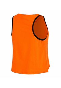 Oranje mouwloos shirt met een ronde hals, voorzien van een zwarte bies rond de armsgaten en gemaakt van een gladde, lichte stof.
