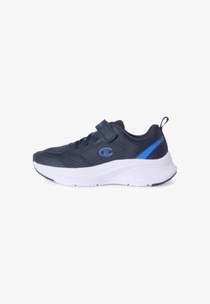 Marineblauwe sportieve sneaker met mesh bovenwerk, klittenbandsluiting, blauw logo, witte gevoerde zool en blauwe accenten op de hiel.