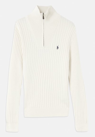 Suéter branco canelado com colarinho alto e fecho de zíper de um quarto. Apresenta um pequeno logotipo no peito e punhos e bainha ajustados. Textura suave.