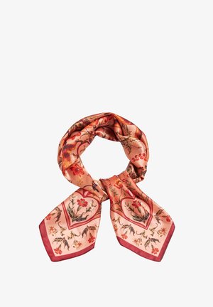 Silketørklæde i pink og røde nuancer med blomster- og hjerte-formede mønstre, bundet i en løs knude.