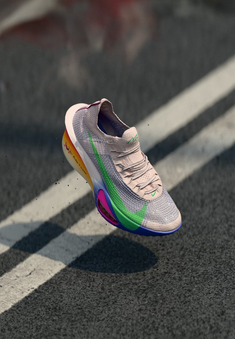 Chaussure de sport violet clair avec des accents verts et roses flottant au-dessus d'une route grise texturée avec des marquages blancs de voie.