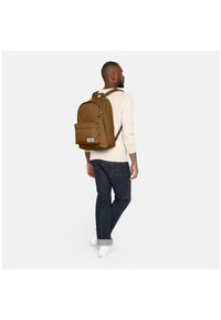 Eastpak OUT OF OFFICE - Zaino - graded brown