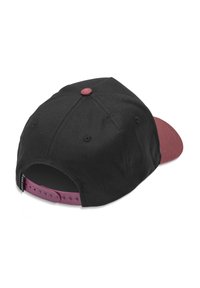 Casquette noire avec un bord bordeaux, en tissu. Elle dispose d'un bouton rond sur le dessus et d'une sangle ajustable à l'arrière.