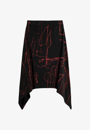 Jupe asymétrique noire avec des motifs de lignes abstraites rouges et une ceinture élastique.