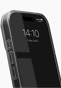 Gjennomsiktig smarttelefondeksel som viser en svart skjerm med tid og dato, med synlige sideknapper og et minimalistisk design.