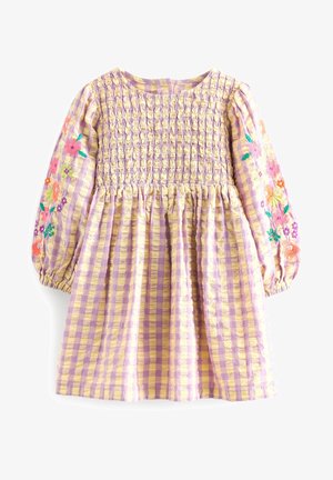 Robe pour enfant à manches longues avec motif à carreaux jaunes et lavande, corsage smocké et broderie florale multicolore sur les manches.