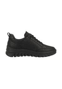 Zapatilla negra de cuero con superficie texturizada, diseño con cordones, cuello acolchado y suela de goma gruesa y estriada.