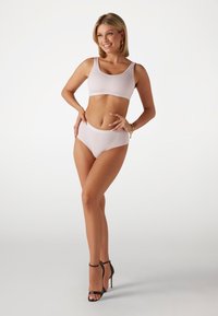 Svijetloružičasti rebrasti bikini set s crop topom i visokim pojasom. Glatka tekstura s kontrastnim detaljima.
