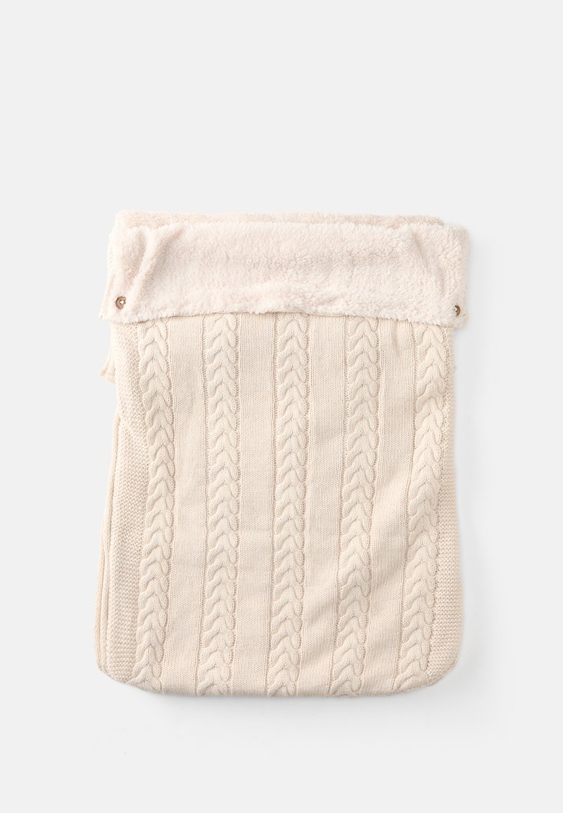 Strikket teppe i kremfarge med hevede kabelmønstre; myk fleeceforing øverst; sammenleggbart med knappelukking.