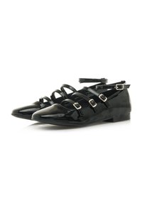 Bailarinas de charol negro con punta afilada, múltiples detalles de correas y hebillas ajustables en el tobillo. Acabado suave y brillante.