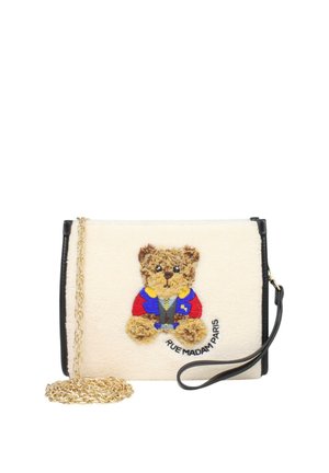 Borsa bianca in peluche con bordi neri, decorata con un ricamo di un orsetto marrone che indossa una giacca blu e rossa. Include una tracolla in catena dorata.