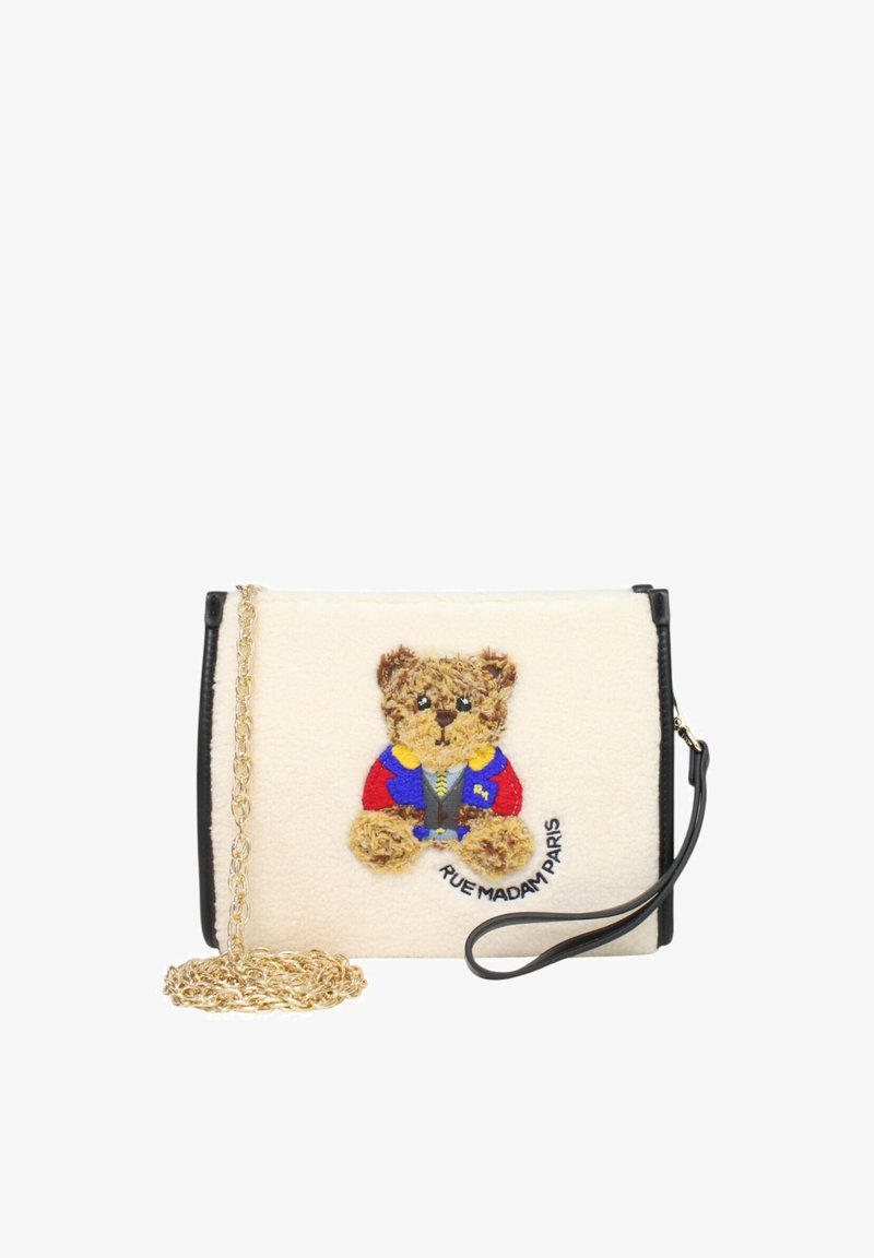 Borsa bianca in peluche con bordi neri, decorata con un ricamo di un orsetto marrone che indossa una giacca blu e rossa. Include una tracolla in catena dorata.