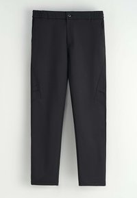 Pantalons noirs au tissu lisse, avec taille élastique, fermeture à bouton et poches latérales. Coupe droite avec des détails de couture minimaux.