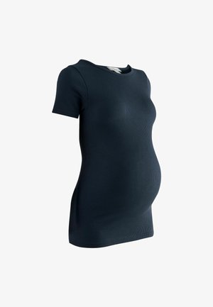 Marineblauwe ribgebreide zwangerschapstop met een getailleerd ontwerp, korte mouwen en een ronde halslijn, die een rekbare en zachte textuur toont.