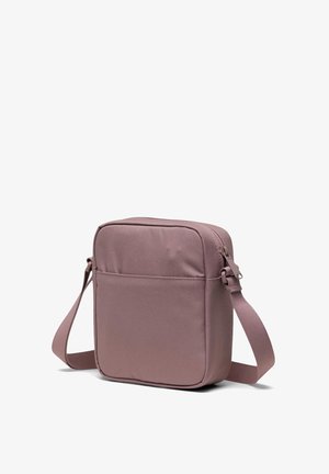 Torba na ramię w miękkim, mauve'owym materiale, prostokątny kształt, zamek błyskawiczny, regulowany pasek, przednia kieszeń, teksturowana powierzchnia dla zwiększonej trwałości.