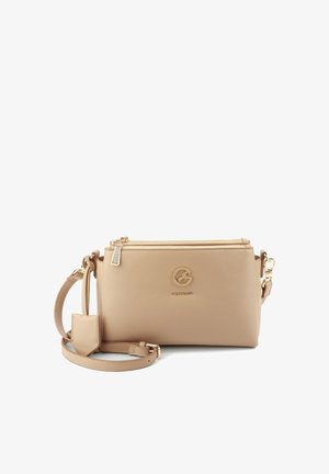 Sac besace en cuir beige avec fermeture éclair dorée, bandoulière détachable et logo circulaire doré sur le devant.
