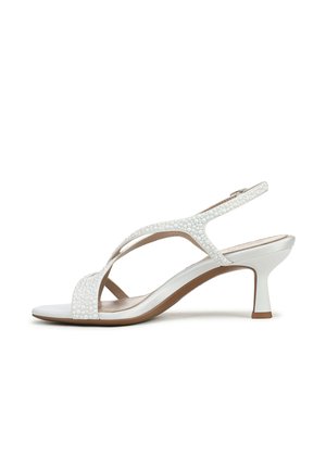 Sandali bianchi con cinturini e tacco basso, caratterizzati da una tomaia strutturata decorata con piccoli dettagli perlati e una suola liscia.