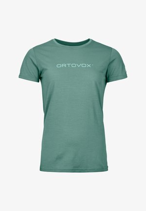 Grünes Kurzarm-T-Shirt aus weichem Material, mit einem hellblauen Logo-Print über der Brust. Einfaches, klassisches Design.