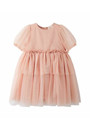Robe couleur pêche avec des manches courtes bouffantes, une taille froncée avec des accents en volants et une jupe en tulle superposée et transparente.