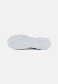 Semelle de chaussure de sport blanche avec surface texturée, comportant un motif pour l'adhérence et la stabilité. Bords lisses et légère courbure.