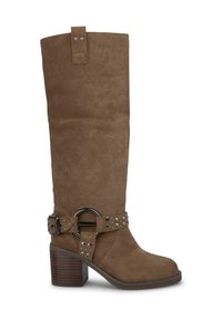 Bota de ante marrón hasta la rodilla con un eje ancho, tacón grueso y una correa decorativa con herrajes metálicos y acentos de tachuelas.