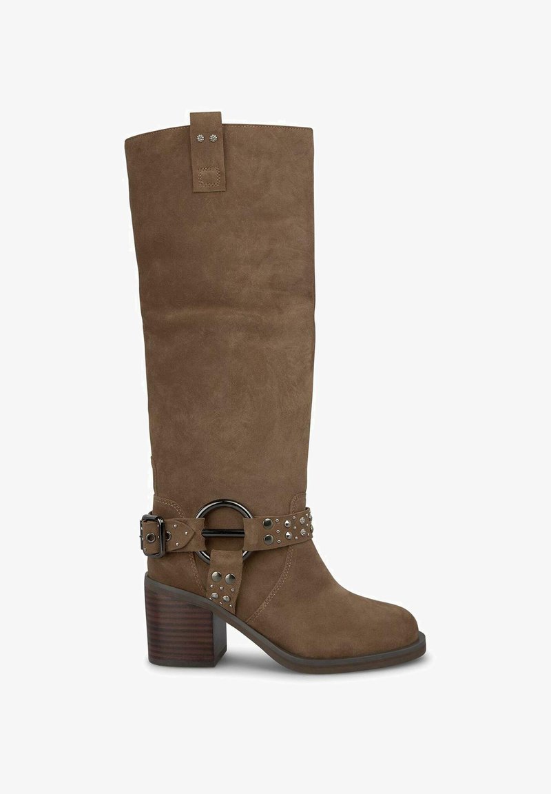 Bota de ante marrón hasta la rodilla con un eje ancho, tacón grueso y una correa decorativa con herrajes metálicos y acentos de tachuelas.